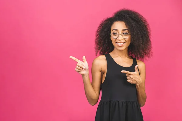 Portrét Šťastné Mladé Africké Americké Ženy Ukazuje Prsty Pryč Kopírovat — Stock fotografie