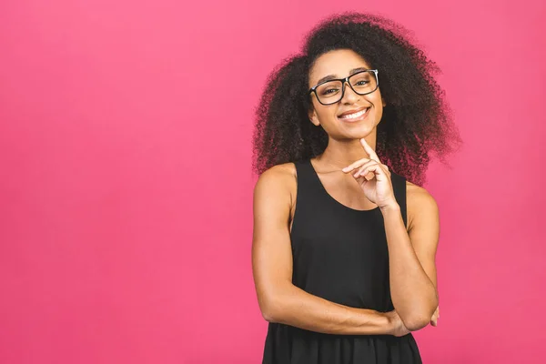 Retrato Hermosa Mujer Negra Afroamericana Positiva Pie Aislada Sobre Fondo — Foto de Stock