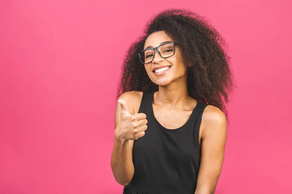 Joven Afroamericana Negra Aislada Sobre Fondo Rosa Dando Gesto Pulgares — Foto de Stock