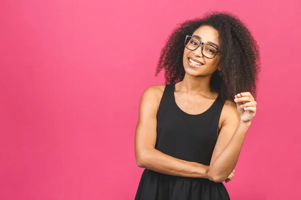 Ritratto Bella Donna Afro Americana Nera Positiva Isolata Sfondo Rosa — Foto Stock