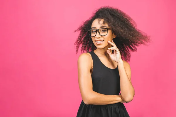 Ritratto Bella Donna Afro Americana Nera Positiva Isolata Sfondo Rosa — Foto Stock