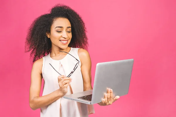 Joven Afroamericano Negro Positivo Fresco Dama Con Pelo Rizado Utilizando — Foto de Stock