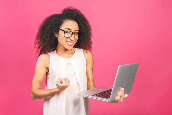 Foto Una Joven Afroamericana Alegre Mujer Negocios Pie Aislada Sobre — Foto de Stock