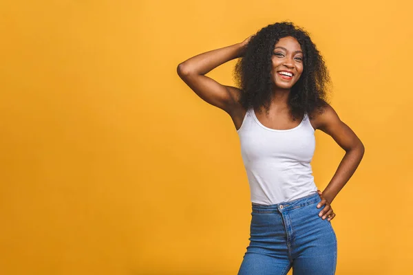 Ritratto Bella Donna Afro Americana Nera Positiva Isolata Sfondo Giallo — Foto Stock