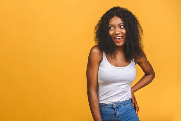 Ritratto Bella Donna Afro Americana Nera Positiva Isolata Sfondo Giallo — Foto Stock