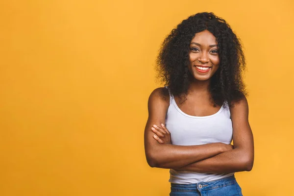 Retrato Una Hermosa Mujer Negra Afroamericana Positiva Pie Con Los — Foto de Stock