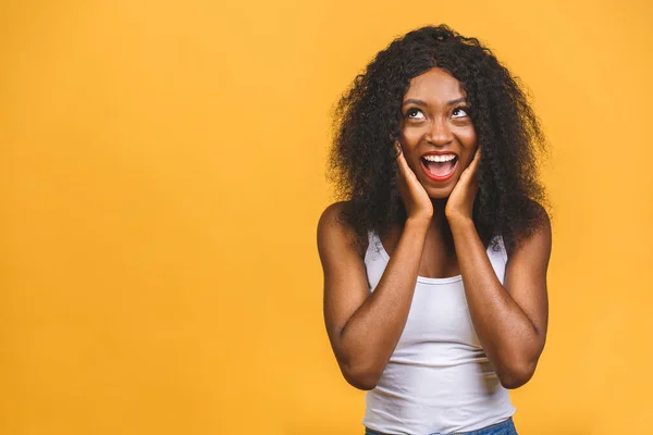 Sorprendido Joven Afroamericano Feliz Mujer Para Gran Centro Comercial Contento — Foto de Stock