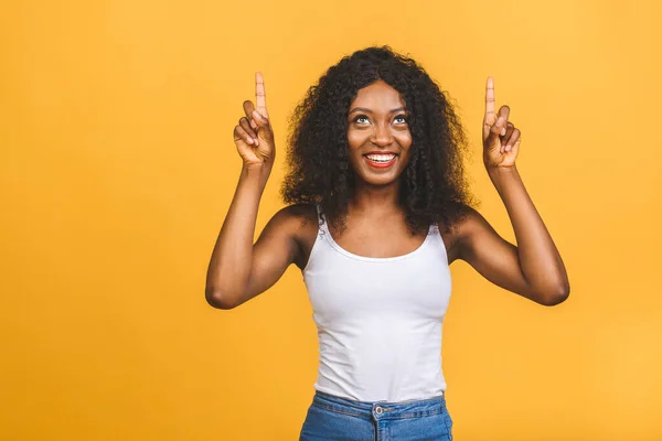 Portrét Šťastné Mladé Africké Americké Ženy Ukazující Prsty Pryč Kopírovací — Stock fotografie
