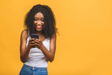 Onun portresini görünce şok oldu. Sevimli, çekici, neşeli, neşeli, dalgalı saçlı, Afro-Amerikalı siyah kız el ele tutuşup telefon görüşmeleri yaptı. Sarı arka planda izole edilmiş internet üzerinden..