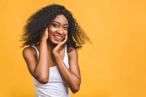 Ritratto Bella Donna Afro Americana Nera Positiva Isolata Sfondo Giallo — Foto Stock