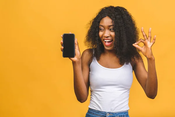 Retrato Una Joven Negra Afroamericana Sonriente Sosteniendo Teléfono Móvil Pantalla — Foto de Stock