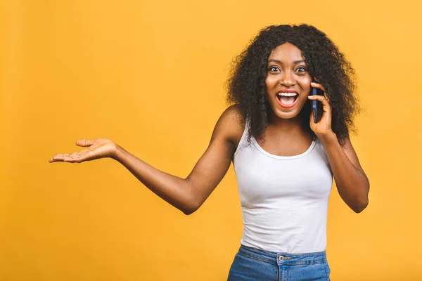 Enojada Mestiza Negra Africana Americana Gritando Teléfono Móvil Aislada Sobre — Foto de Stock