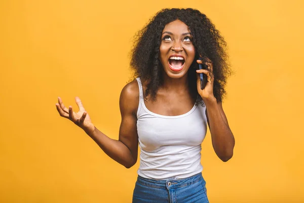 Enojada Mestiza Negra Africana Americana Gritando Teléfono Móvil Aislada Sobre — Foto de Stock