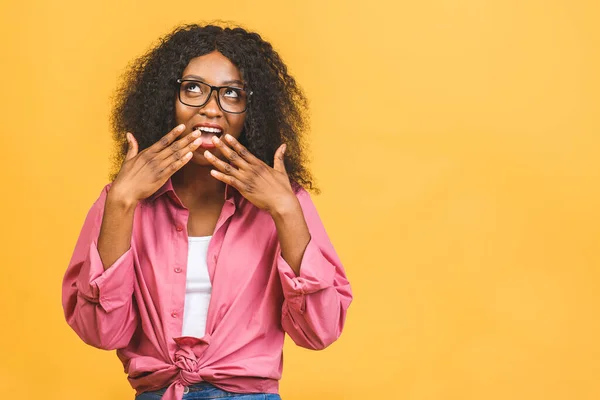 Retrato Alegre Joven Afroamericana Asombrada Con Pelo Rizado Posando Estudio — Foto de Stock