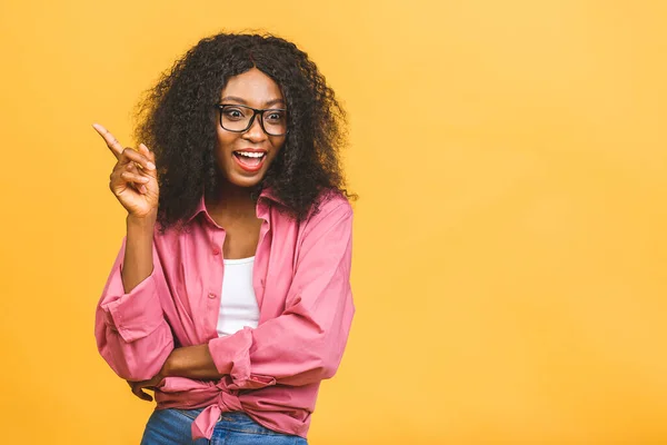 Retrato Mujer Negra Afroamericana Feliz Indica Con Dedo Índice Espacio — Foto de Stock