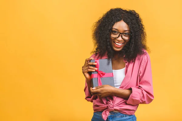 Feliz Dama Afroamericana Casual Mirando Lado Riendo Mientras Sostiene Presente — Foto de Stock