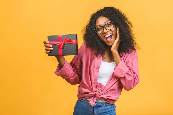 Feliz Dama Afroamericana Casual Mirando Lado Riendo Mientras Sostiene Presente — Foto de Stock