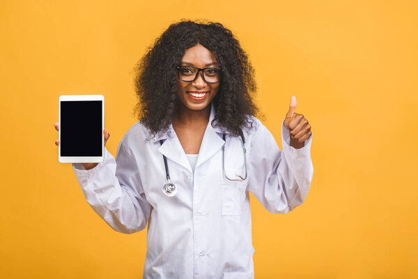 Здравоохранение, медицина и технологии - улыбающаяся африканская женщина-врач или медсестра с планшетным компьютером.