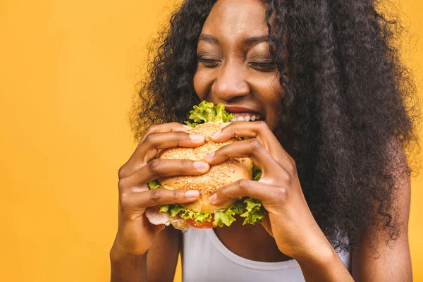 Afroamerikansk Svart Vacker Ung Kvinna Äter Hamburgare Isolerad Gul Bakgrund — Stockfoto