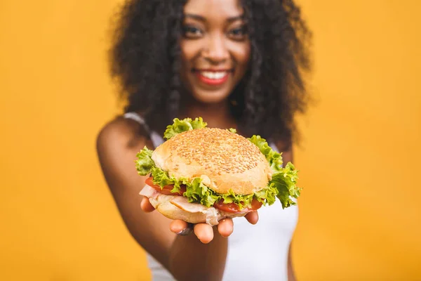 Afrikai Amerikai Fekete Gyönyörű Fiatal Eszik Hamburger Elszigetelt Sárga Háttér — Stock Fotó