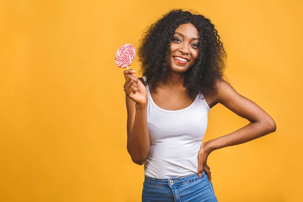 Usmívající Americká Africká Dívka Držící Lízátko Mladá Veselá Žena Lízátkem — Stock fotografie