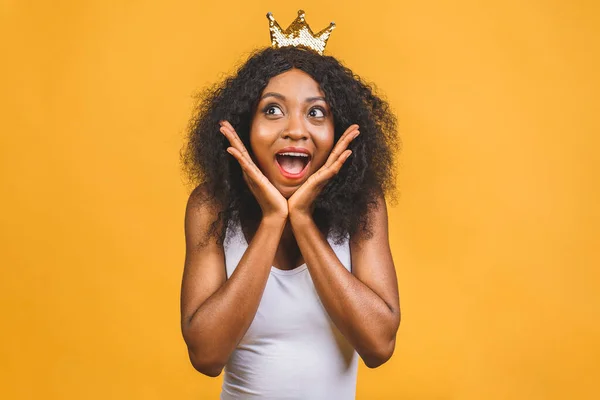 Ung Afrikansk Amerikansk Kvinna Bär Gyllene Krona Drottning Över Isolerade — Stockfoto