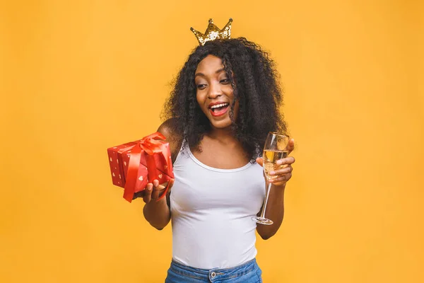 Retrato Una Joven Mujer Negra Afroamericana Emocionada Sosteniendo Caja Presente — Foto de Stock