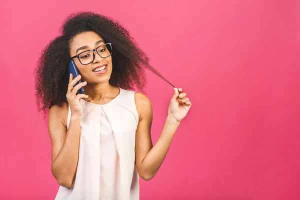 Portrét Roztomilé Šťastný Afro Americká Černošky Dívka Ležérní Mluvení Mobilním — Stock fotografie