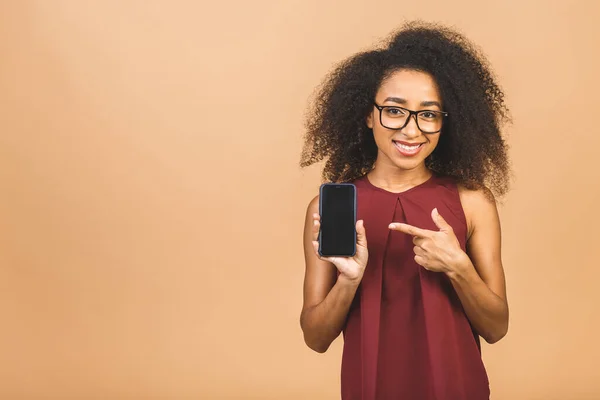 Retrato Una Joven Negra Afroamericana Sonriente Sosteniendo Teléfono Móvil Pantalla — Foto de Stock