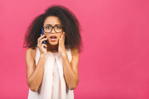 Kızgın Beyaz Irk Afro Amerikalı Kadın Cep Telefonuyla Bağırıyor Pembe — Stok fotoğraf