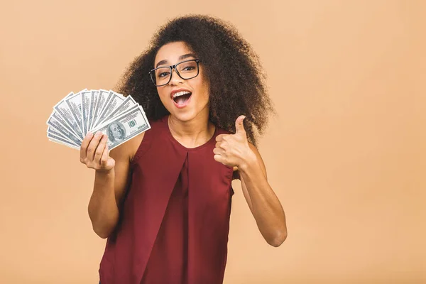 Feliz Ganador Retrato Una Mujer Afroamericana Exitosa Años Con Peinado — Foto de Stock