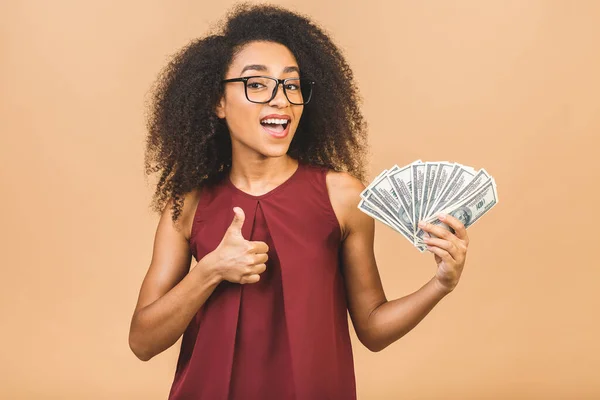 Feliz Ganador Retrato Una Mujer Afroamericana Exitosa Años Con Peinado — Foto de Stock