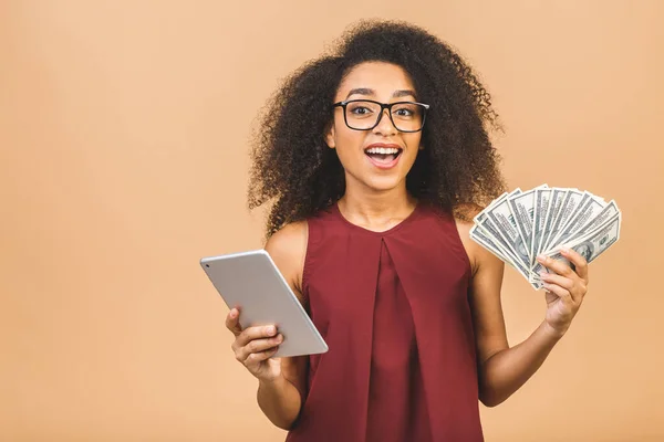 Feliz Ganador Retrato Una Mujer Negocios Afroamericana Exitosa Con Peinado — Foto de Stock