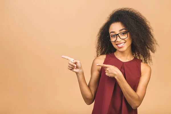 Retrato Una Joven Feliz Mujer Rizada Negocios Afroamericanos Apuntando Con — Foto de Stock