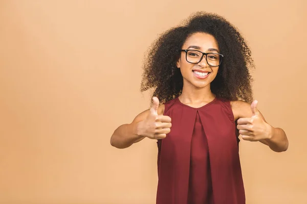 Hermosa Mujer Negocios Afroamericana Con Peinado Afro Sonriendo Aislada Sobre — Foto de Stock