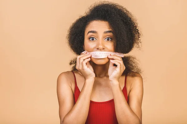 Έννοια Της Δίαιτας Slim Σοκαρισμένος Έκπληκτος Αφροαμερικανός Γυναίκα Δείχνει Εκατοστό — Φωτογραφία Αρχείου