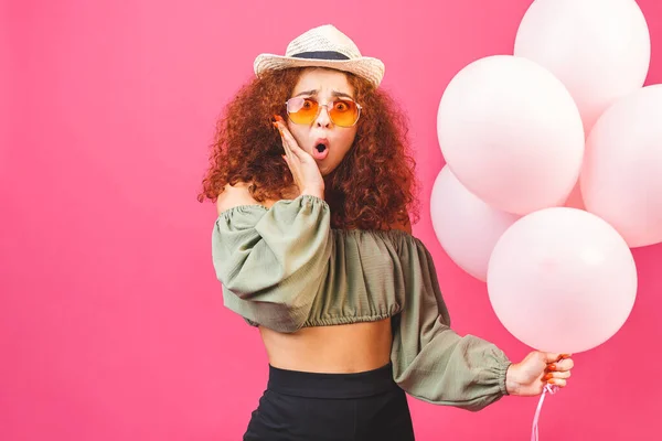 Frohe Feiertage Glückliche Junge Lockig Lächelnde Frau Mit Luftballons Vor — Stockfoto