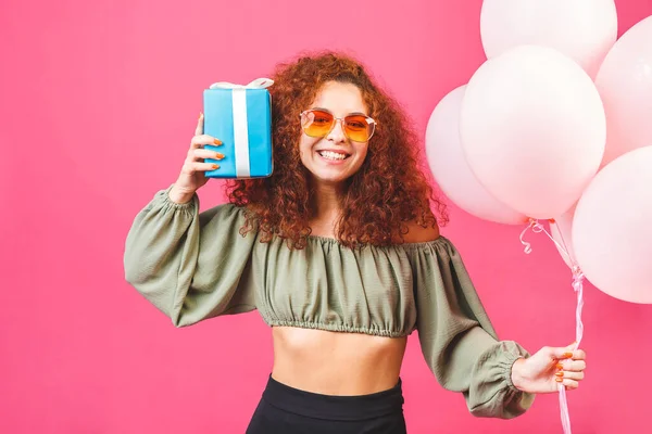 Frohe Feiertage Glückliche Junge Lockig Lächelnde Frau Mit Luftballons Vor — Stockfoto