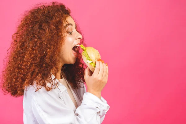 Σκέτο Φαγητό Ελκυστική Νεαρή Σγουρή Καυκάσια Γυναίκα Κρατώντας Και Τρώγοντας — Φωτογραφία Αρχείου