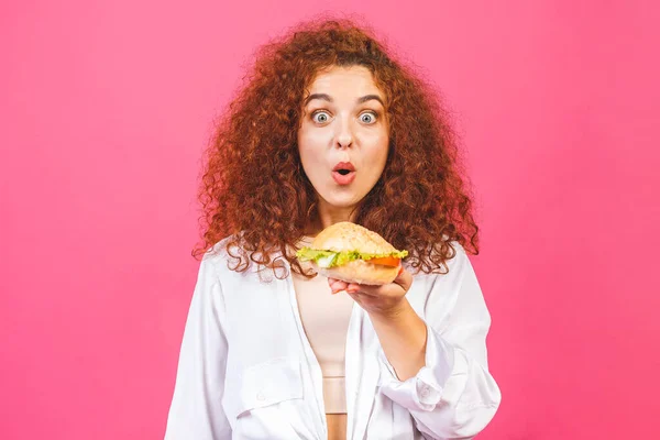 Concetto Cibo Spazzatura Attraente Giovane Donna Caucasica Riccia Che Tiene — Foto Stock