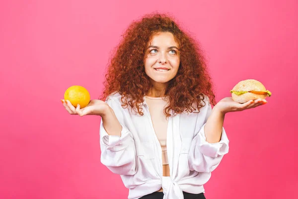 Vonzó Fiatal Diák Választ Egészséges Egészségtelen Élelmiszerek Alma Hamburger Elszigetelt — Stock Fotó