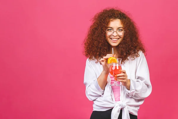 Ευτυχισμένη Όμορφη Γυναίκα Καλοκαίρι Casual Ρούχα Ένα Ποτήρι Κοκτέιλ Ποτό — Φωτογραφία Αρχείου