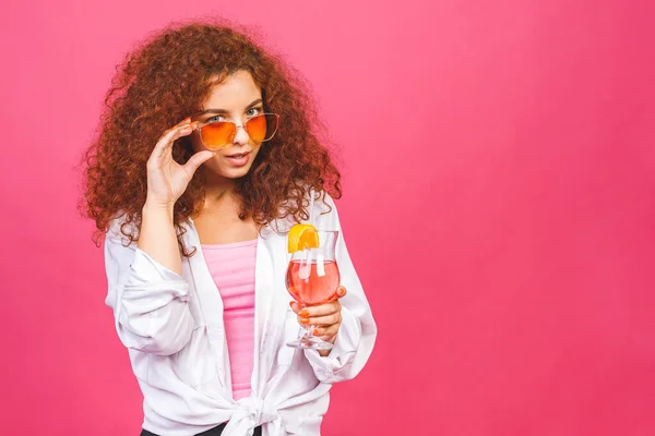 Glückliche Schöne Frau Sommerlicher Freizeitkleidung Mit Einem Glas Cocktail Drink — Stockfoto
