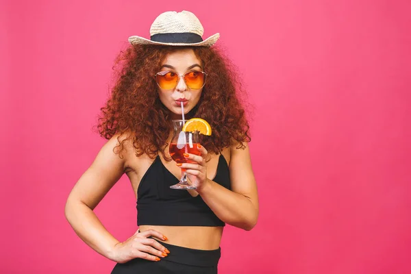 Glückliche Schöne Frau Sommerlicher Freizeitkleidung Mit Einem Glas Cocktail Drink — Stockfoto