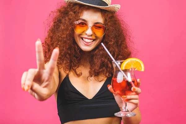 Glückliche Schöne Lockige Frau Sommerlicher Freizeitkleidung Mit Einem Glas Cocktail — Stockfoto