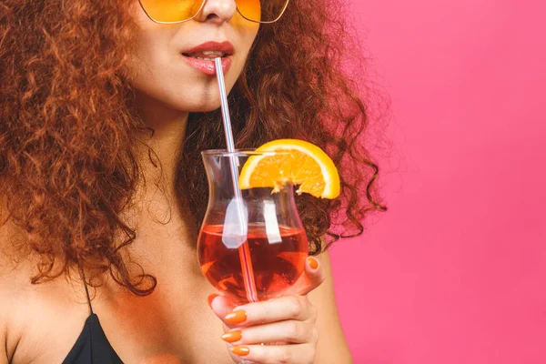 Glückliche Schöne Frau Sommerlicher Freizeitkleidung Mit Einem Glas Cocktail Drink — Stockfoto