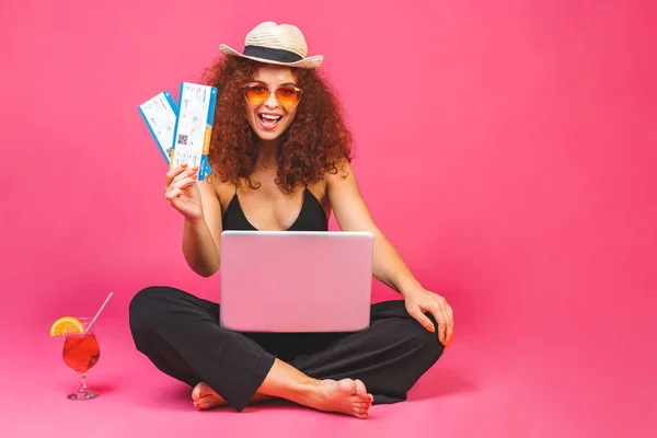 Concepto Negocio Verano Retrato Mujer Feliz Informal Sentado Suelo Pose — Foto de Stock