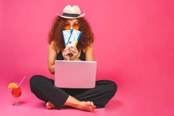 Concepto Negocio Verano Retrato Mujer Feliz Informal Sentado Suelo Pose — Foto de Stock