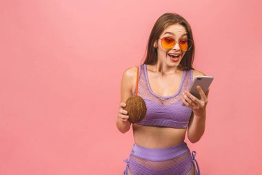 Fotokopi alanı boş olan bir portre. Mayo giymiş oldukça çekici, kendine güvenen bir kadının pembe arka planda tableti var..