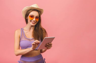 Fotokopi alanı boş olan bir portre. Mayo giymiş oldukça çekici, kendine güvenen bir kadının pembe arka planda tableti var..